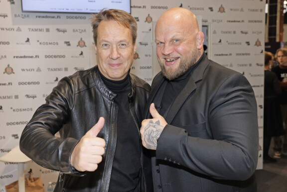 Ex-poliisi Kale Puonti tapasi ex-rikollisen Immu Ilmenin Helsingin kirjamessuilla lokakuussa 2022.
