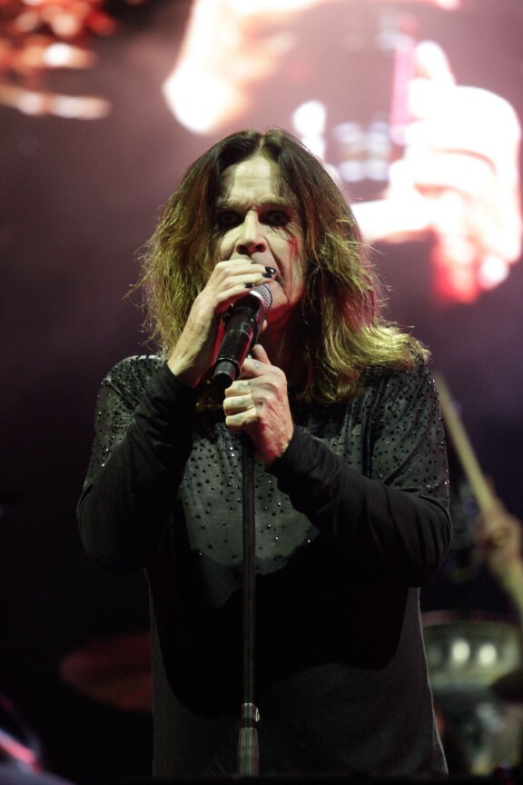 Ozzy palaa halusta palata vielä lavalle.
