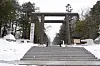 Japani tunnetaan siellä yhä vahvoina vallitsevista kulttuuriperinteistä. Jylhä torii-portti merkkaa sisäänkäynnin Sapporossa sijaitsevaan shintolaiseen Hokkaidon pyhäkköön.