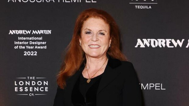 Kohuherttuatar Sarah Ferguson uskaltaa vihdoin elää täysillä: Elisabetin kuolema vapautti Sarah Ferguson