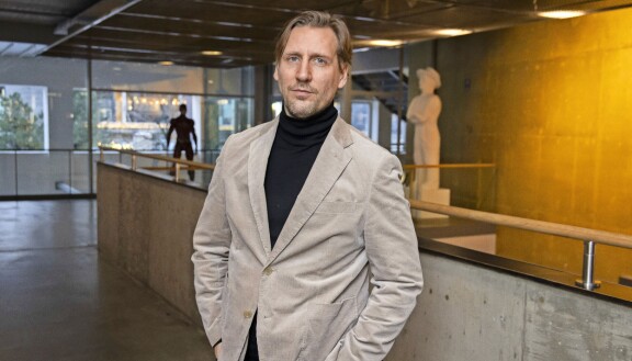 Pekka Strang esittää Räkä ja Roiskis -elokuvassa hammaslääkäri Migrén Junioria, jolla on pakonomainen tarve hallita kaikkea.