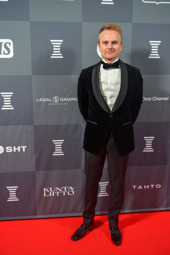 Tyylikäs mies. Heikki Kovalainen edusti Urheilugaalassa ilman Catherine-vaimoaan.