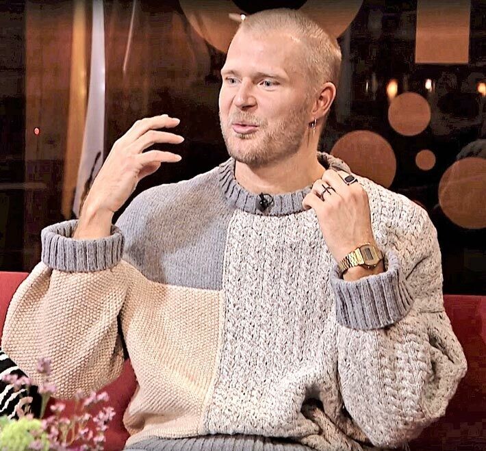 Menikö futistähti kihloihin? Paulus Arajuuri hämmensi tv-katsojia Paulus Arajuuri