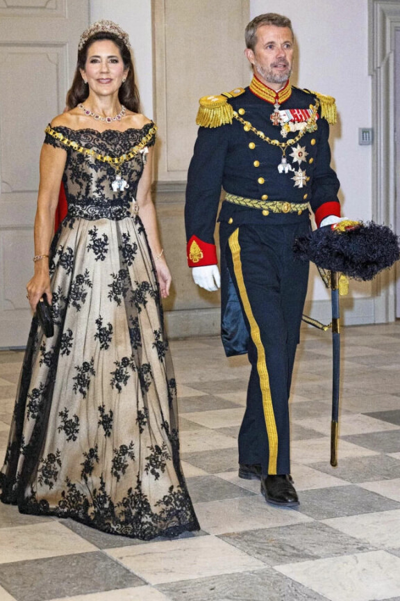 Kruununprinsessa Mary ei juurikaan ole avannut suhtautumistaan kuningattaren rooliin, mutta kihlauduttuaan Frederikin kanssa vuonna 2003, otti hän rauhallisen kannan tulevaan.