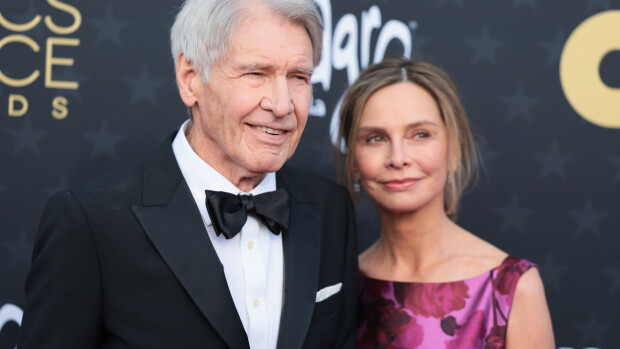 Harrison Ford, 81, suuteli estottomasti nuorta vaimoaan gaalassa - video