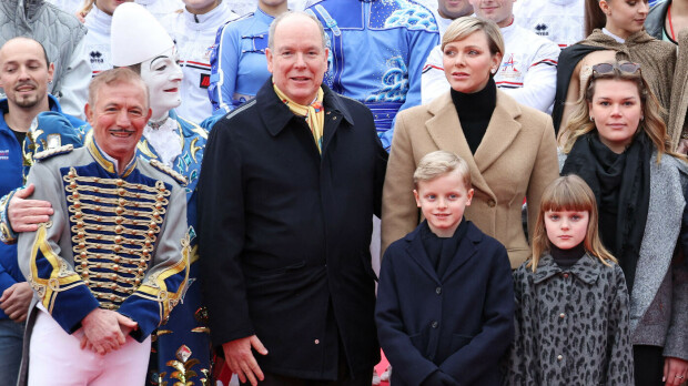 Monacon ruhtinasperhe osallistui sirkusriehaan, Jacques ja Gabriella pistivät pelleilyksi
