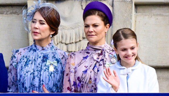Mary, Victoria ja Estelle vilkuttelivat yhdessä parvekkeella kuningas Kaarle Kustaan 50 vuotta vallassa -juhlallisuuksissa viime syksynä.
