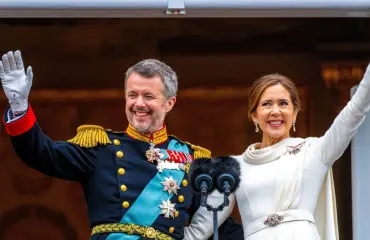Kuningas Frederik kyynelehti parvekkeella - Marylta pitkä suudelma