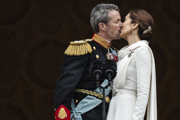 Aiemmin parvekesuudelmia on jaettu ainoastaan kuninkaallisissa häissä. Frederik ja Mary poikkesivat tavoista ja tarjosivat yleisölleen romanttisen hetken sunnuntaina.