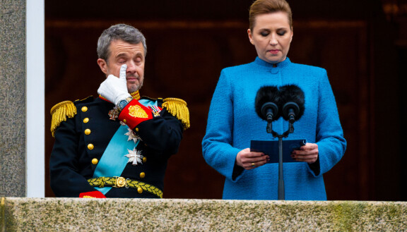 Tanskan pääministeri Mette Frederiksenin puhuessa kuningas pyyhki kyyneleitä poskiltaan.