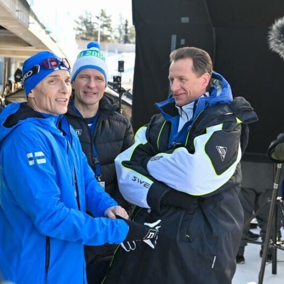 Tiukka tilanne Lahden stadionilla keväällä 2001. Vasemmalta oikealle Marc Gassot (Harri Kirvesniemi), Kai Vaine (Janne Immonen) ja Tobias Zilliacus (Kari-Pekka Kyrö). Tiukka tilanne Lahden stadionilla keväällä 2001. Vasemmalta oikealle Marc Gassot (Harri Kirvesniemi), Kai Vaine (Janne Immonen) ja Tobias Zilliacus (Kari-Pekka Kyrö).