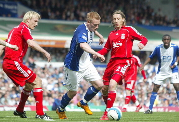 Sami (vas.) toteutti lapsuudenunelmansa edustaessaan Liverpool FC:tä. Kuvassa myös Birminghamin suomalaishyökkääjä Mikael Forssell. Kuva vuodelta 2008.
