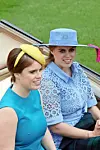 – Tyttäreni Eugenie ja Beatrice ovat vahvoja, itsenäisiä naisia. Jumaloin lastenlapsiani, mutta kaikkein ylpein olen siitä, miten upeita äitejä tyttäreni ovat, Sarah iloitsee.