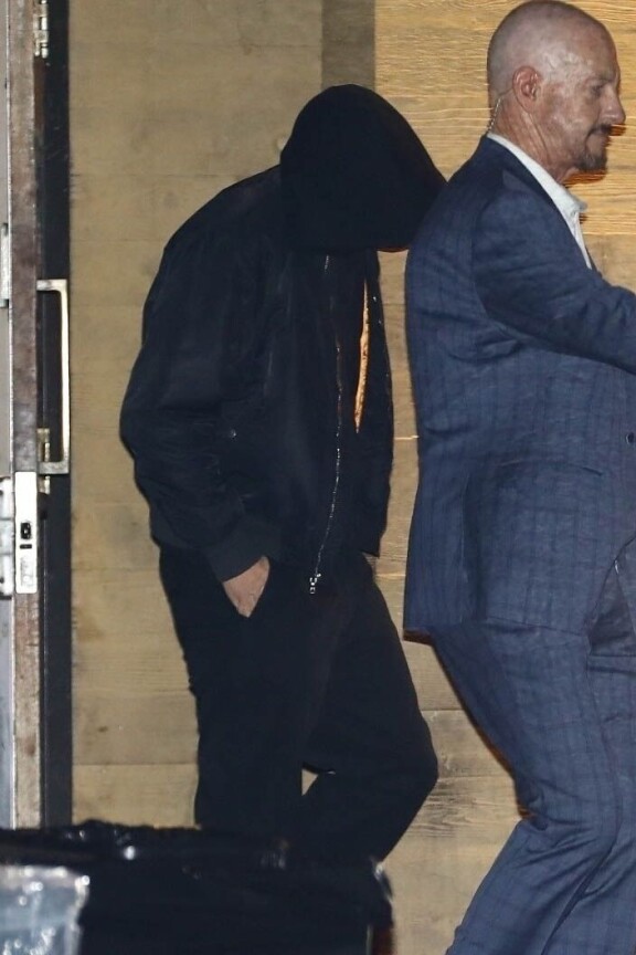 Näin Leo päätti piiloutua paparazzeilta. Temppu ei tosin toiminut erityisen hyvin, sillä hän herätti rutkasti huomiota.
