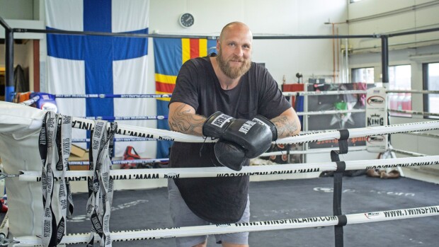 Robert Helenius saapui Viivi Pumpasen työpaikalle - otti heti yhteen Mikael Gabrielin kanssa