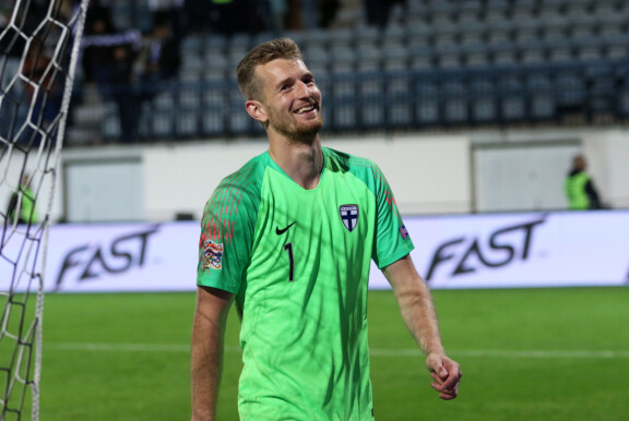 Turkulaislähtöinen Lukas Hradecky on Huuhkajien ja Bayer Leverkusenin tähtimaalivahti.