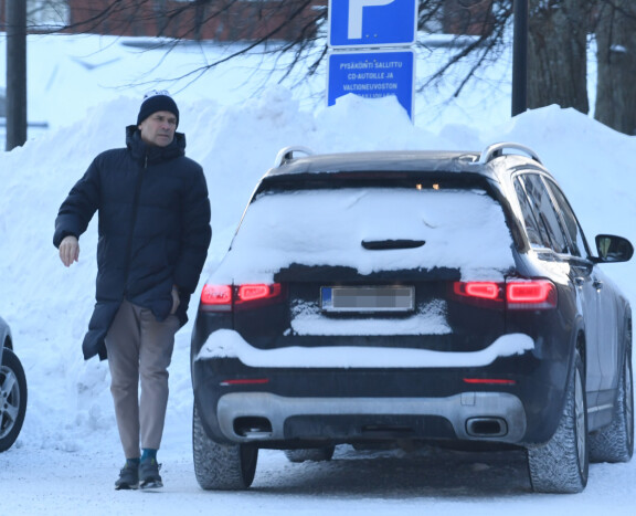 Mika käyttää lumiharjaa säästeliäästi.