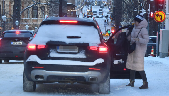 Kirsikään ei kiinnittänyt huomiota lumiseen autoon.