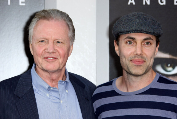 John Voight ja James Haven ilmaantuivat yllättäen samaan taidetapahtumaan, jossa Brad ja Ines olivat.