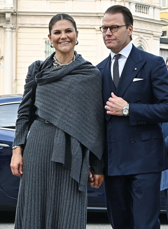 Victoria ja Daniel edustivat tahoillaan Kaarle Kustaan vieraillessa tietyömaalla.