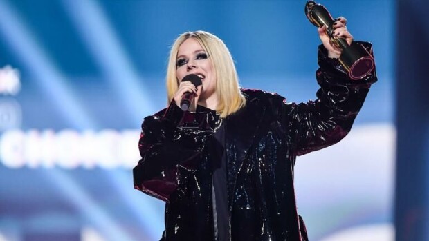 Avril Lavigne ärähti alastomalle aktivistille: ”Painu v*ttuun!” Avril Lavigne