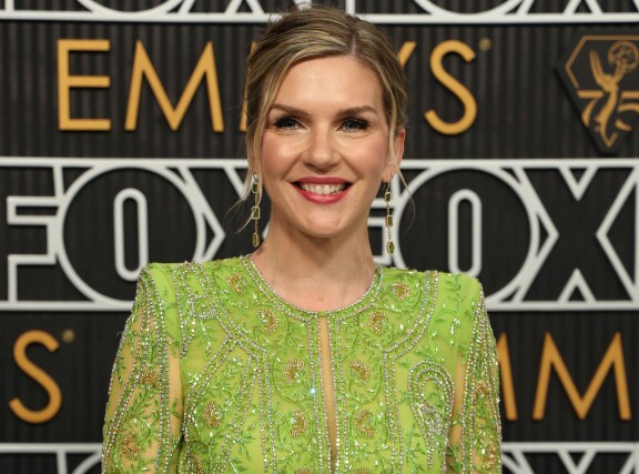 Ennen Bettter Call Saulia Rhea Seehorn on ollut mukana muun muassa sarjoissa Kova laki: Erikoisyksikkö (Sky Showtime) ja Rouva varapresidentti (HBO Max).