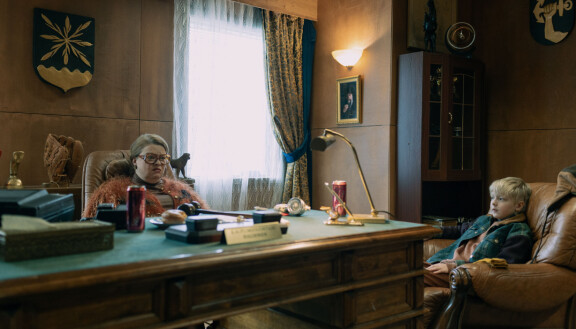 Elina Knihtilä on elokuvassa Suuveden pormestari Haalonen, joka vihaa kaikkia naapurikuntia.