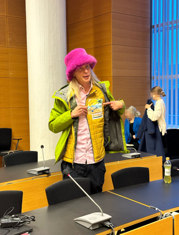 Petrus Pennanen esitteli vaatteitaan toimittajille ennen oikeudenkäynnin alkua.