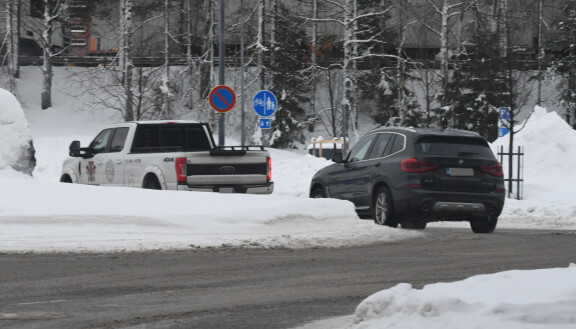 Rakastavaiset poistuivat Viivin luota kahdella menopelillä.