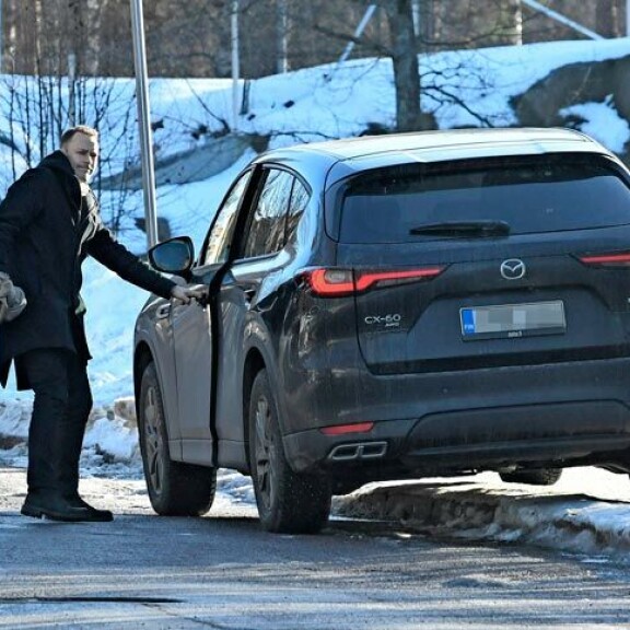 Pääministerin puoliso osaa arvostaa autossa suorituskykyä. Valmistaja mainostaa kyseisen auton olevan kaikkien aikojen tehokkain Mazda-malli.  Autolla pääsee tarvittaessa myös vaikka paparazzeja karkuun, sillä se kiihtyy nollasta sataan vain 5,8 sekunnissa! Pääministerin puoliso osaa arvostaa autossa suorituskykyä. Valmistaja mainostaa kyseisen auton olevan kaikkien aikojen tehokkain Mazda-malli.  Autolla pääsee tarvittaessa myös vaikka paparazzeja karkuun, sillä se kiihtyy nollasta sataan vain 5,8 sekunnissa!
