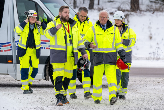 Kuningas Kaarle Kustaa sulautui työntekijöiden joukkoon huomiopuvussaan.