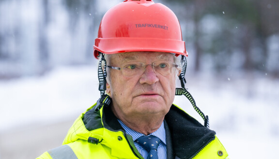 Kuningas kiskaisi pukunsa päälle kypärän ja turvalliset vaatteet.