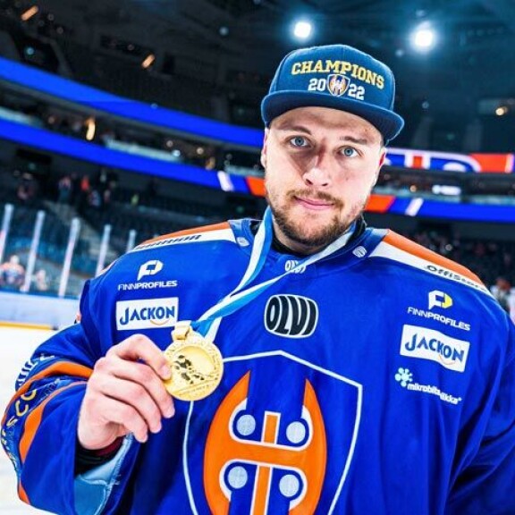 Christian Heljanko torjui viime keväänä Tapparan Suomen mestariksi. Helmikuussa hänet valittiin CHL:n parhaaksi pelaajaksi tamperelaisten voitettua Euroopan-mestaruuden. Christian Heljanko torjui viime keväänä Tapparan Suomen mestariksi. Helmikuussa hänet valittiin CHL:n parhaaksi pelaajaksi tamperelaisten voitettua Euroopan-mestaruuden.