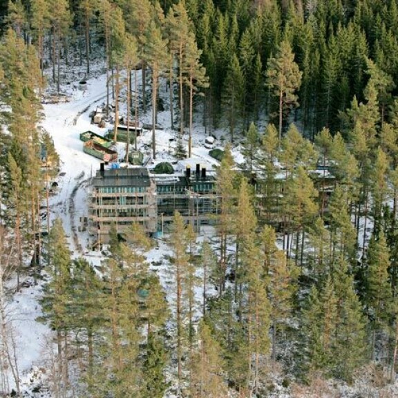 Kemiönsaaressa sijaitsevan huvilan rakentaminen aloitettiin vuonna 2006. Nyt se on myynnissä mutta ei täysin moitteettomassa kunnossa. Välittäjä ilmoittaa kiinteistön lämmitysjärjestelmän olevan rikki. Kemiönsaaressa sijaitsevan huvilan rakentaminen aloitettiin vuonna 2006. Nyt se on myynnissä mutta ei täysin moitteettomassa kunnossa. Välittäjä ilmoittaa kiinteistön lämmitysjärjestelmän olevan rikki.
