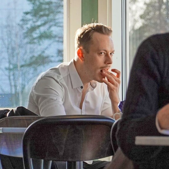 Rantakahvilassa Markus nautti kupposen kahvia vehnäsen kera. Rantakahvilassa Markus nautti kupposen kahvia vehnäsen kera.