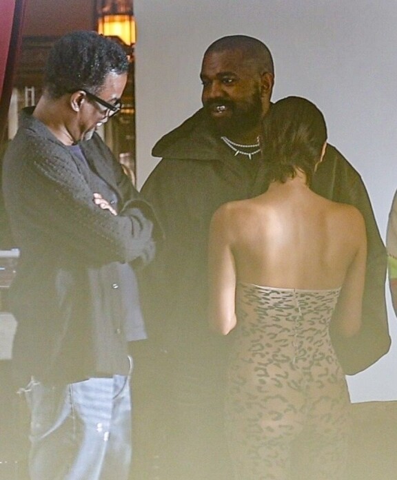 Chris Rock, Kanye West ja tämän vaimo Bianca Censori tapasivat Los Angelesissa julkkisten suosimassa Marmont-ravintolassa. kaikilla kolmella oli kyllä hymy herkässä, vaikka Kanyen suuvärkki kiiltääkin eniten.