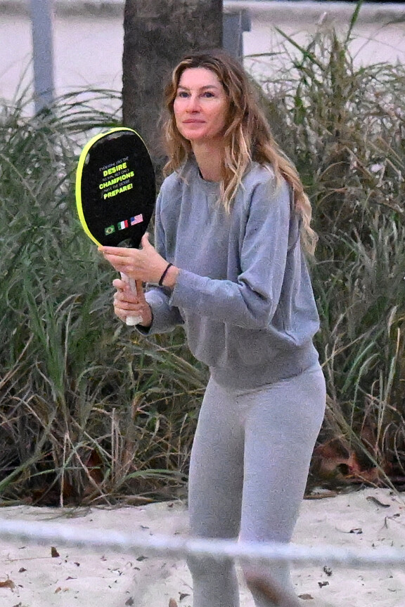 Gisele urheili tyttärensä kanssa harmaisiin jumppavaatteisiin pukeutuneena.