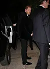 Prinssi viiletti reipasta vauhtia paparazzien ohi gaalatiloihin.