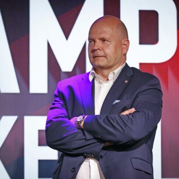 Tapparan toimitusjohtaja Mika Aro lupasi selvitellä tarkemmin tähtimaalivahtinsa tapausta. Tapparan toimitusjohtaja Mika Aro lupasi selvitellä tarkemmin tähtimaalivahtinsa tapausta.