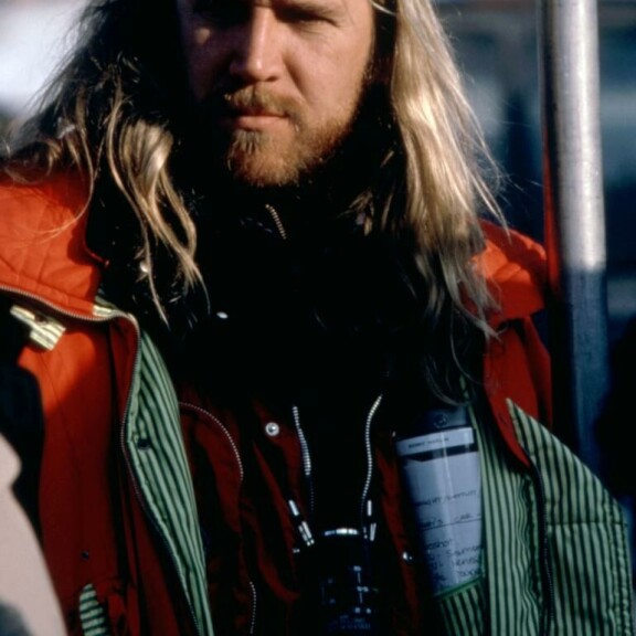 Tukka hulmusi vielä vuonna 1996. Renny Harlin
