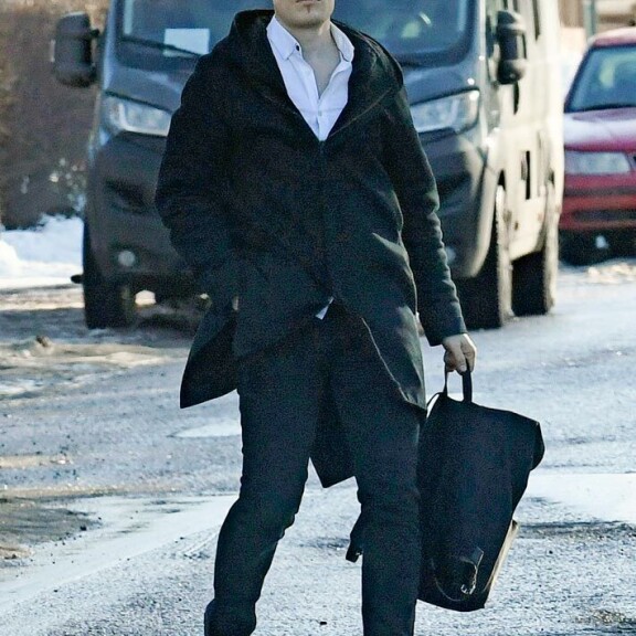 Markus lampsi autolleen reppua roikottaen takki ja paidannapit auki. Markus lampsi autolleen reppua roikottaen takki ja paidannapit auki.