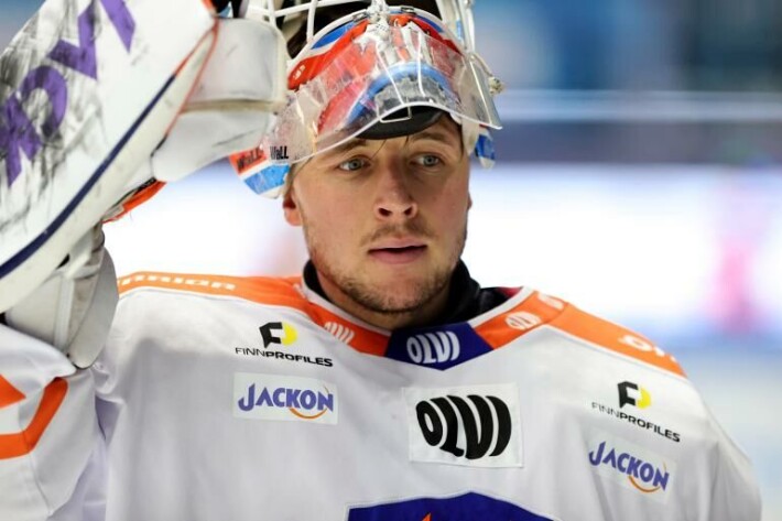 Seiskan soittoa hätkähtänyt tähtivahti Christian Heljanko ei ollut juttutuulella. Seiskan soittoa hätkähtänyt Christian Heljanko ei ollut juttutuulella.