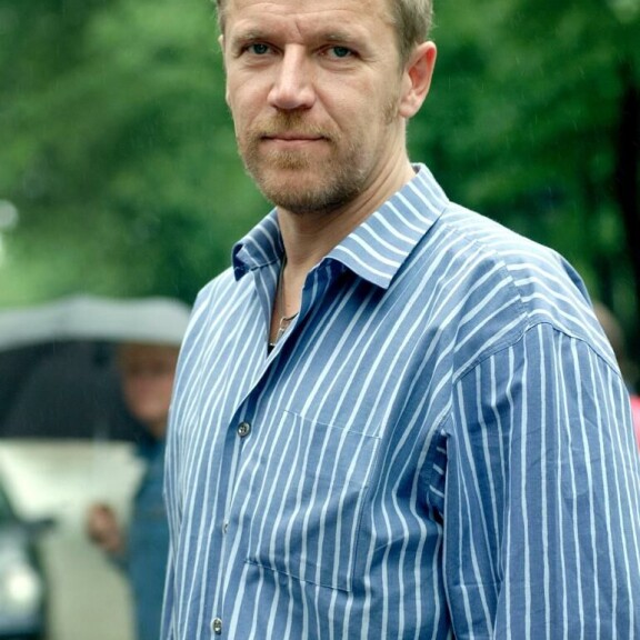 Sittemmin hiukset lyhenivät. Tältä elokuvaohjaaja näytti vuonna 2001. Renny Harlin