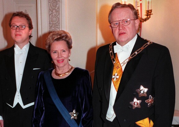 Martti Ahtisaari toimi tasavallan presidenttinä vain yhden kauden 1994–2000. Kuva vuoden 1998 itsenäisyyspäivän vastaanotolta Linnan juhlissa.
