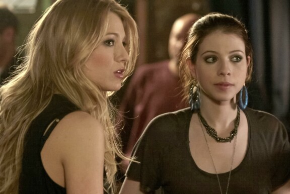 Blake Lively (vas.) ja Michelle Gossip Girlissä.