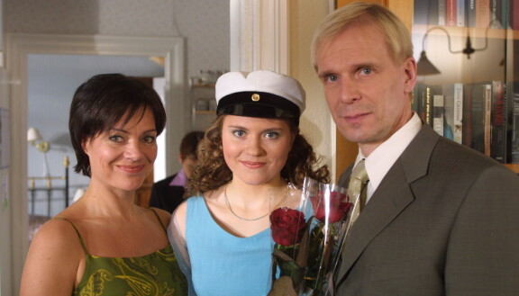 Lena Meriläisen tunnetuimpia rooleja on ollut muun muassa Eeva Mäkimaa/Eeva Virtanen Kotikadussa. Vieressä Mirja (Inka Kallén) ja Pertti Mäkimaa (Jukka Puotila).