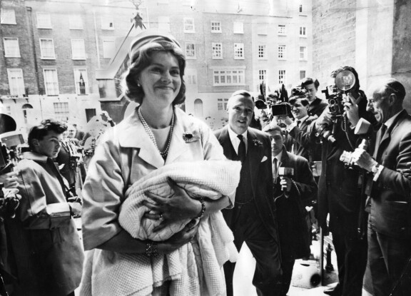 Margaretha säteili äidin onnea kantaessaan esikoistytärtään kastekirkkoon vuonna 1965.