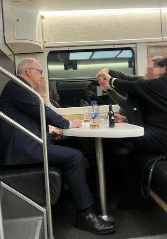 Kippis! Presidenttiehdokas Olli Rehn nautti julkisen liikenteen tunnelmasta.