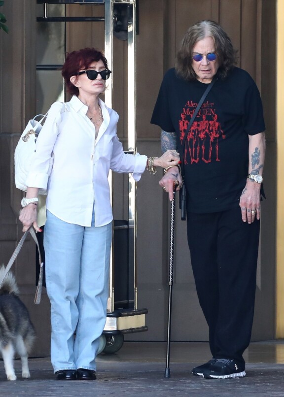 – Ozzylla on yhdeksän elämää. Hän ei ole menossa minnekään. Jos maailmaan putoaisi pommi, jäljelle jäisivät torakat, Keith Richards ja Ozzy! Sharon nauroi tuoreessa radiohaastattelussa.