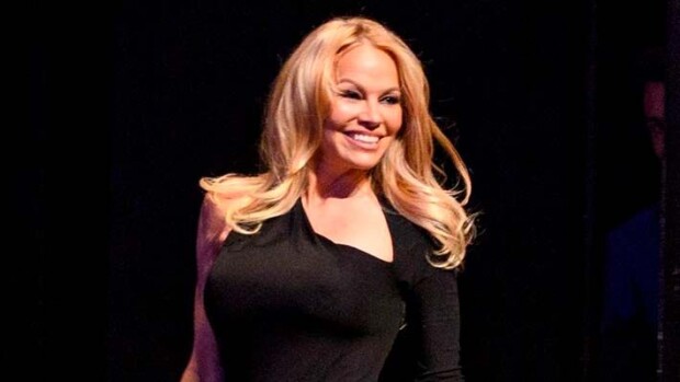 Vilautusvaara! Pamela Anderson säväytti todella erikoisessa asussa pamela anderson